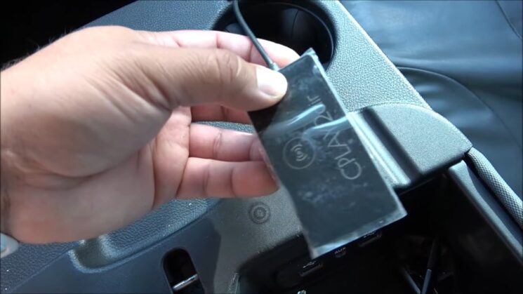 CarPlay require a USB